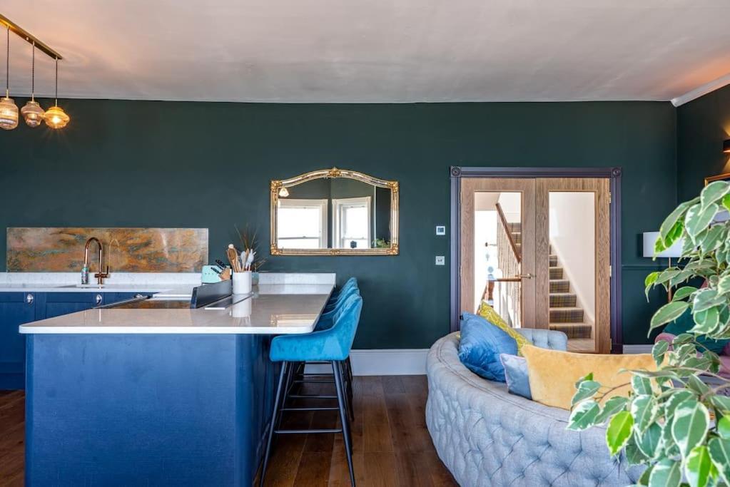Luxury Duplex Penthouse On The With Panoramic Sea Views *